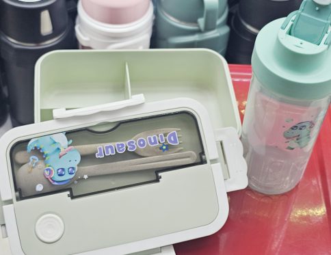 BABY LUNCH DISH WITH COMPARTMENT TO HOLD SPOON AND FORK INLUSIVE OF WATER BOTTLE